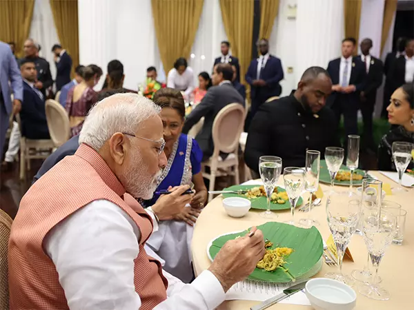PM Modi त्रिनिदाद और टोबैगो की अपनी समकक्ष कमला प्रसाद-बिसेसर द्वारा आयोजित रात्रिभोज में शामिल हुए PM Modi त्रिनिदाद और टोबैगो की अपनी समकक्ष कमला प्रसाद-बिसेसर द्वारा आयोजित रात्रिभोज में शामिल हुए