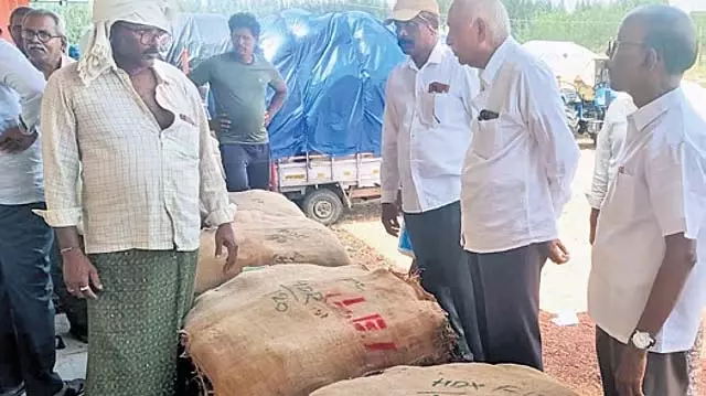 किसानों ने Andhra सरकार से तम्बाकू खरीद में तेजी लाने का आग्रह किया किसानों ने Andhra सरकार से तम्बाकू खरीद में तेजी लाने का आग्रह किया