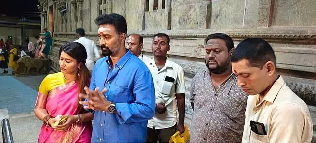 अभिनेत्री स्नेहा अपने परिवार के साथ भगवान शिव के दर्शन के लिए पेरूर पट्टेश्वर मंदिर पहुंचीं अभिनेत्री स्नेहा अपने परिवार के साथ भगवान शिव के दर्शन के लिए पेरूर पट्टेश्वर मंदिर पहुंचीं