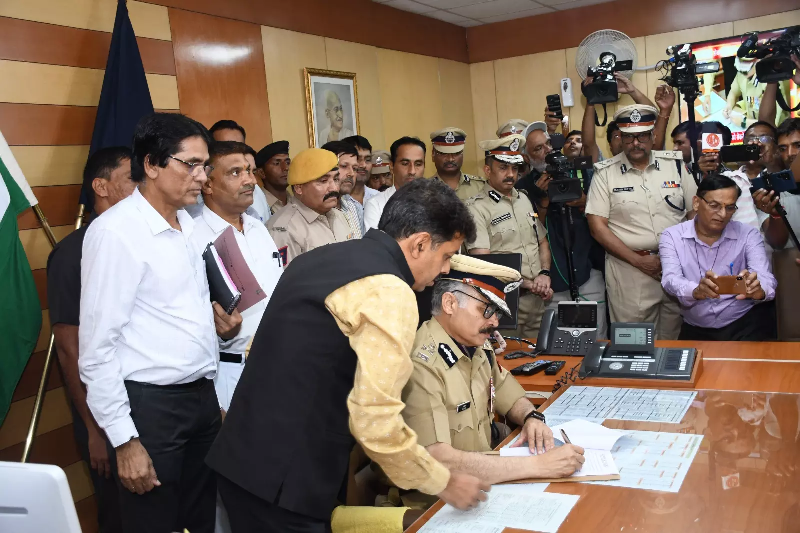 Rajasthan पुलिस को मिला नया डीजीपी, राजीव कुमार शर्मा ने संभाला पदभार Rajasthan पुलिस को मिला नया डीजीपी, राजीव कुमार शर्मा ने संभाला पदभार