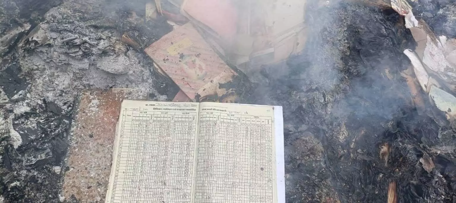 लापरवाही या साजिश? किताबें-रजिस्टर जलाए जाने पर जांच के निर्देश, मचा हड़कंप लापरवाही या साजिश? किताबें-रजिस्टर जलाए जाने पर जांच के निर्देश, मचा हड़कंप