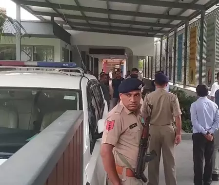स्कूल को बम से उड़ाने की धमकी, जांच में जुटी पुलिस स्कूल को बम से उड़ाने की धमकी, जांच में जुटी पुलिस