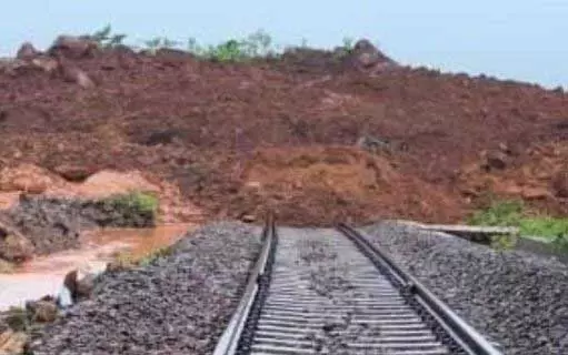 अब तक मार्ग क्लियर नहीं हो पाया, यहां हुआ भूस्खलन अब तक मार्ग क्लियर नहीं हो पाया, यहां हुआ भूस्खलन