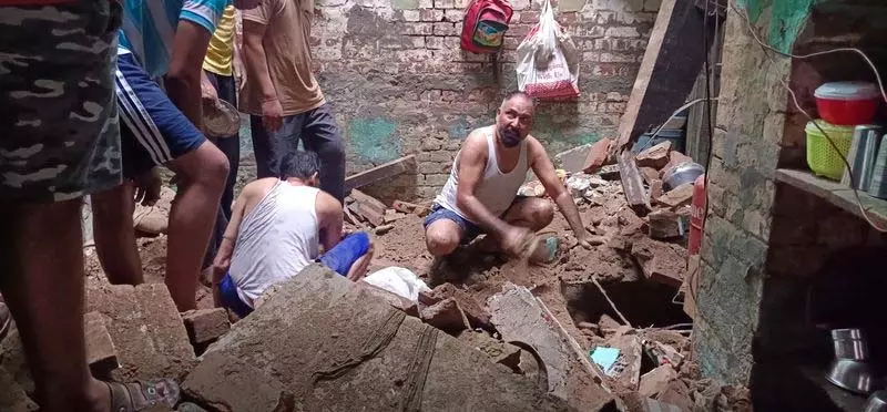 Hoshiarpur: छत गिरने से एक व्यक्ति और उसकी दो बेटियों की मौत Hoshiarpur: छत गिरने से एक व्यक्ति और उसकी दो बेटियों की मौत