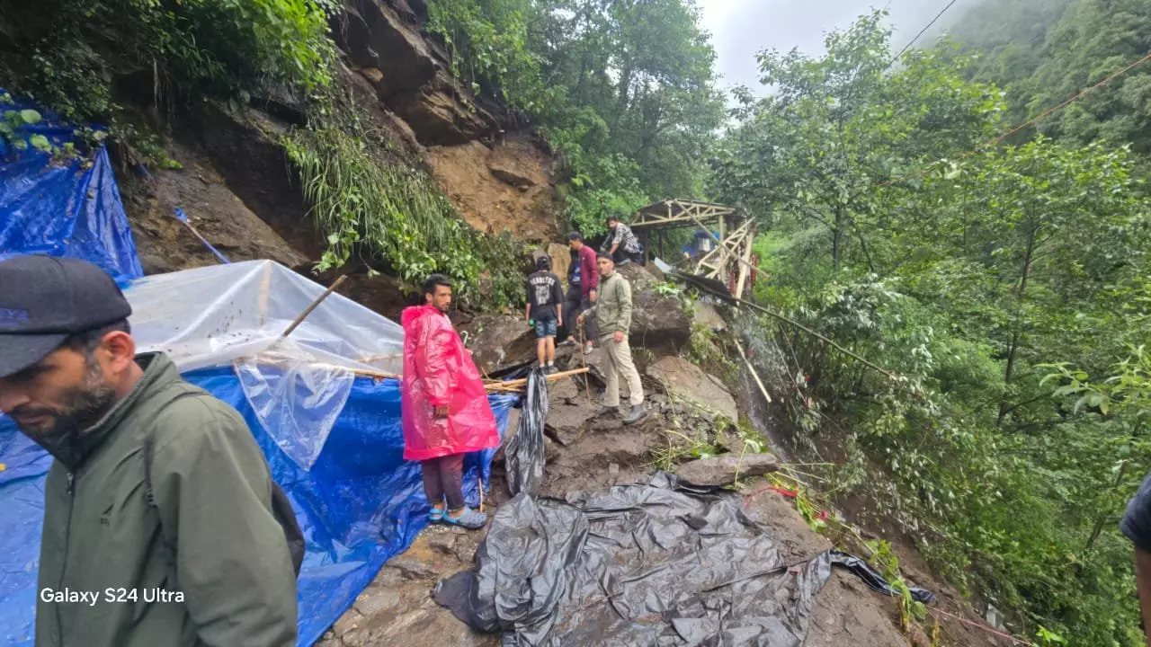 भूस्खलन के कारण पैदल मार्ग क्षतिग्रस्त होने के बाद Kedarnath Yatra अस्थायी रूप से रोकी गई भूस्खलन के कारण पैदल मार्ग क्षतिग्रस्त होने के बाद Kedarnath Yatra अस्थायी रूप से रोकी गई