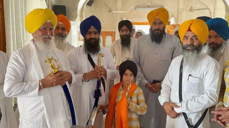 रूस की सबसे ऊंची चोटी पर चढ़ने पर छह वर्षीय बच्चे को Akal Takht द्वारा सम्मानित किया रूस की सबसे ऊंची चोटी पर चढ़ने पर छह वर्षीय बच्चे को Akal Takht द्वारा सम्मानित किया