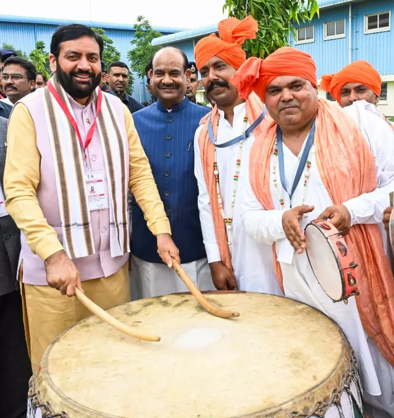 Haryana के सीएम नायब सैनी ने 1 ट्रिलियन डॉलर की अर्थव्यवस्था का लक्ष्य रखा Haryana के सीएम नायब सैनी ने 1 ट्रिलियन डॉलर की अर्थव्यवस्था का लक्ष्य रखा