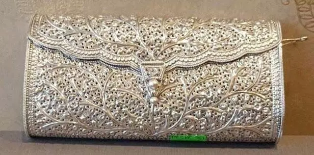 प्रधानमंत्री ने घाना की प्रथम महिला को कटक फिलिग्री पर्स उपहार में दिया प्रधानमंत्री ने घाना की प्रथम महिला को कटक फिलिग्री पर्स उपहार में दिया