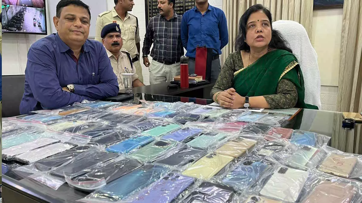 ट्रेन में गुम या चोरी हुए मोबाइल को GRP ने ढूंढ निकाले ट्रेन में गुम या चोरी हुए मोबाइल को GRP ने ढूंढ निकाले