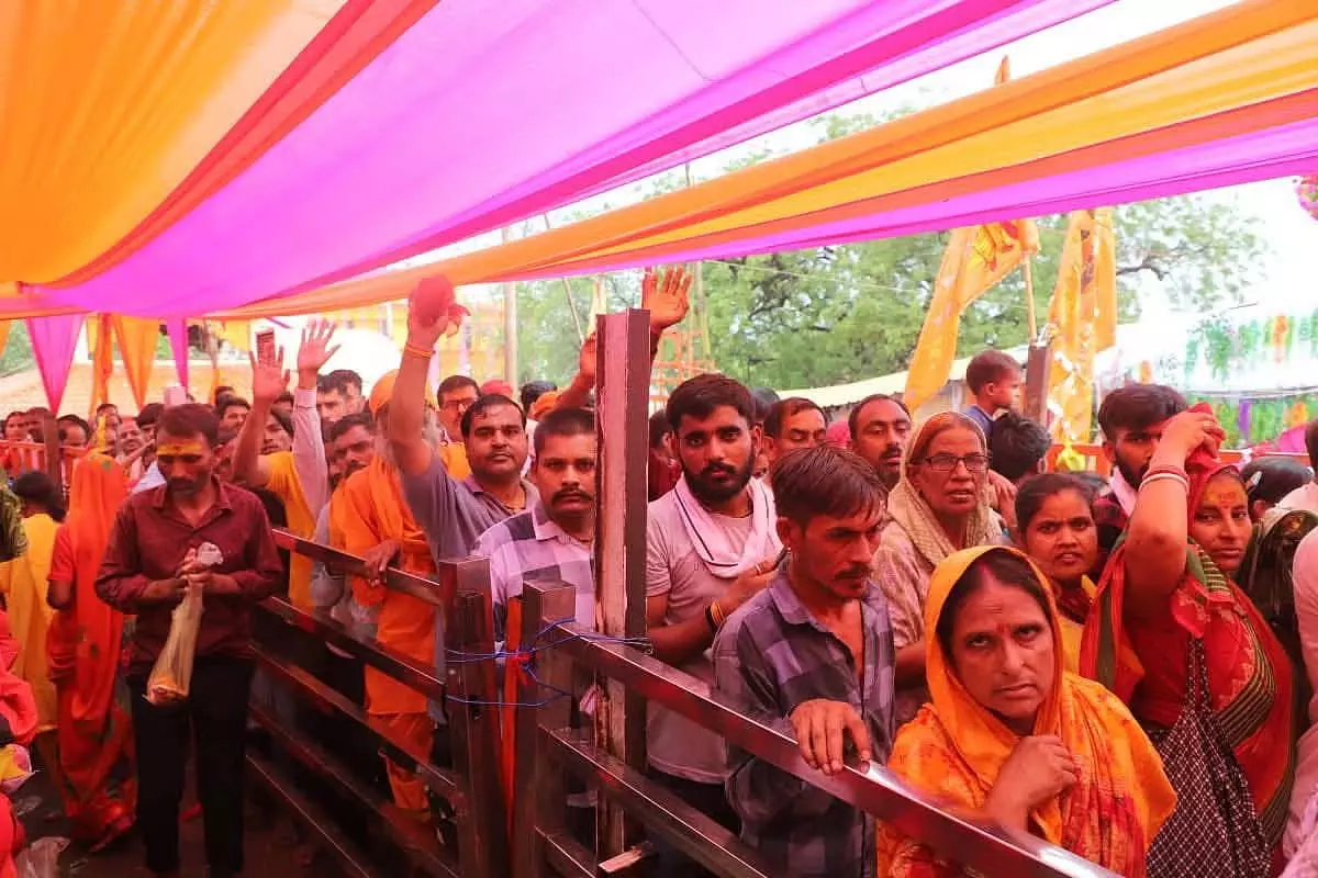 MP : धीरेंद्र शास्त्री के 29वें जन्मदिन पर बागेश्वर धाम में उमड़े श्रद्धालु MP : धीरेंद्र शास्त्री के 29वें जन्मदिन पर बागेश्वर धाम में उमड़े श्रद्धालु
