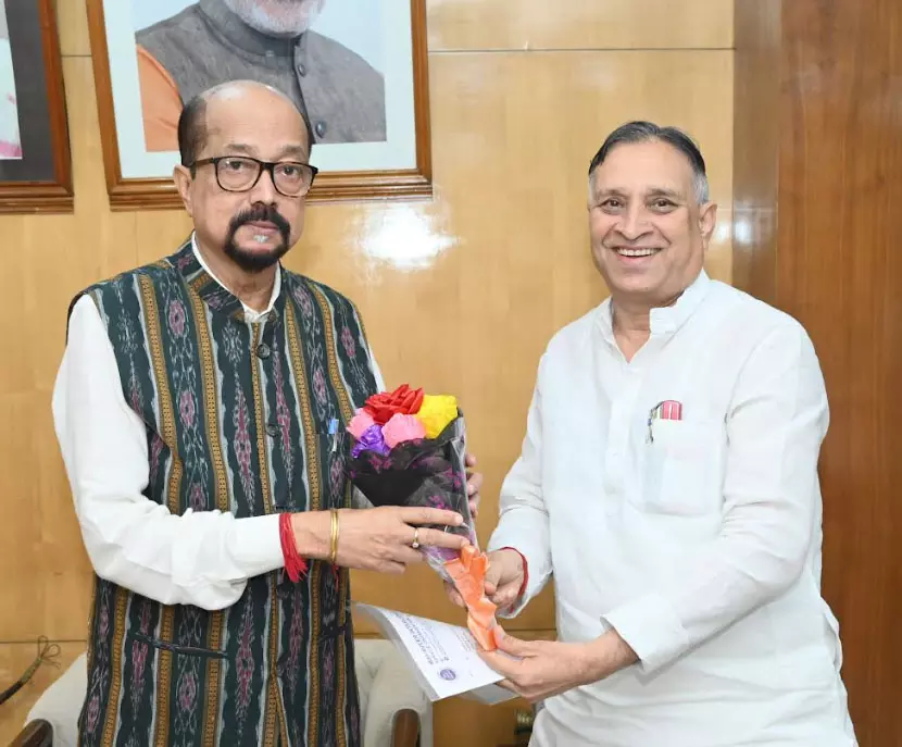 राज्यपाल डेका से महावीर अंतरमहाद्वीपीय सेवा संगठन के महासचिव ने की भेंट राज्यपाल डेका से महावीर अंतरमहाद्वीपीय सेवा संगठन के महासचिव ने की भेंट