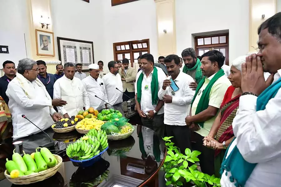किसानों ने की भूमि अधिग्रहण बंद करने की मांग, CM ने फल-सब्जियां लेकर किया दौरा किसानों ने की भूमि अधिग्रहण बंद करने की मांग, CM ने फल-सब्जियां लेकर किया दौरा