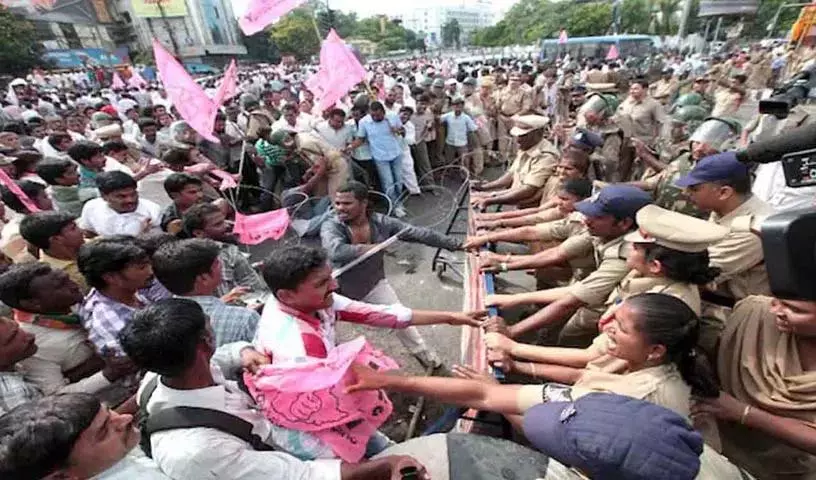 Telangana के युवाओं द्वारा नौकरी के वादे पूरे न होने पर विरोध प्रदर्शन के कारण गिरफ्तारियों से आक्रोश Telangana के युवाओं द्वारा नौकरी के वादे पूरे न होने पर विरोध प्रदर्शन के कारण गिरफ्तारियों से आक्रोश