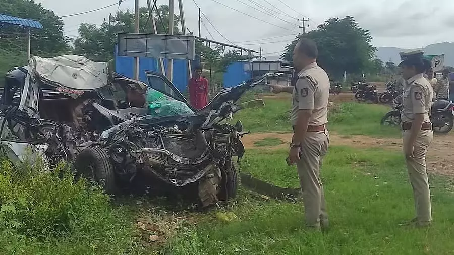 लॉरी और कार की टक्कर: दंपत्ति की मौके पर ही मौत, तीन बच्चे गंभीर रूप से घायल लॉरी और कार की टक्कर: दंपत्ति की मौके पर ही मौत, तीन बच्चे गंभीर रूप से घायल