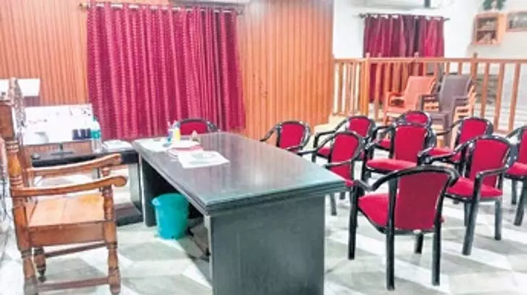 OAS-ORS अधिकारियों के विरोध प्रदर्शन से प्रशासनिक निष्क्रियता OAS-ORS अधिकारियों के विरोध प्रदर्शन से प्रशासनिक निष्क्रियता