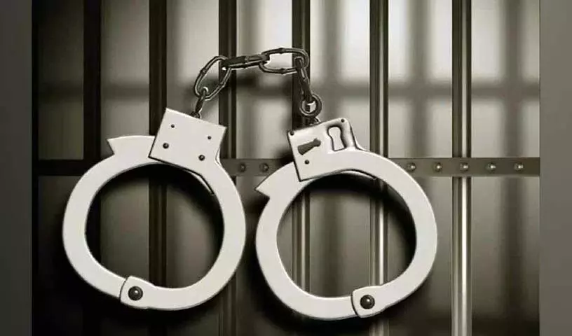 नेल्लोर के दंपत्ति ने Hyderabad में निवेशकों और नौकरी चाहने वालों से 2.1 करोड़ रुपये की ठगी की, गिरफ्तार नेल्लोर के दंपत्ति ने Hyderabad में निवेशकों और नौकरी चाहने वालों से 2.1 करोड़ रुपये की ठगी की, गिरफ्तार