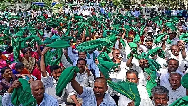 Bengaluru : किसानों के विरोध प्रदर्शन में भाग लेने आए एक व्यक्ति की बेहोश होकर मौत हो गई Bengaluru : किसानों के विरोध प्रदर्शन में भाग लेने आए एक व्यक्ति की बेहोश होकर मौत हो गई