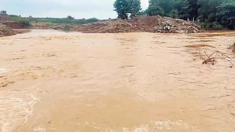 Odisha: नबरंगपुर जिले में बाढ़ से सड़क संपर्क बाधित Odisha: नबरंगपुर जिले में बाढ़ से सड़क संपर्क बाधित