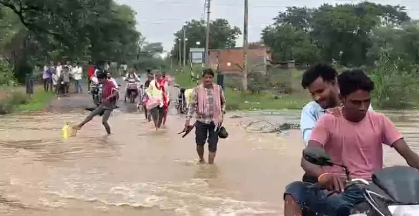 सूरजपुर और सक्ती जलमग्न, भारी बारिश से बाढ़ जैसे हालात सूरजपुर और सक्ती जलमग्न, भारी बारिश से बाढ़ जैसे हालात