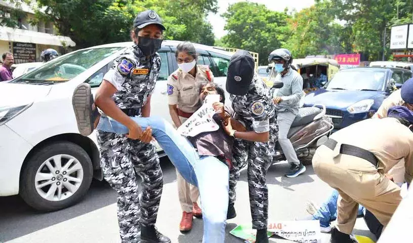 Hyderabad: नौकरी कैलेंडर में देरी को लेकर बेरोजगार युवाओं ने सचिवालय पर किया प्रदर्शन Hyderabad: नौकरी कैलेंडर में देरी को लेकर बेरोजगार युवाओं ने सचिवालय पर किया प्रदर्शन