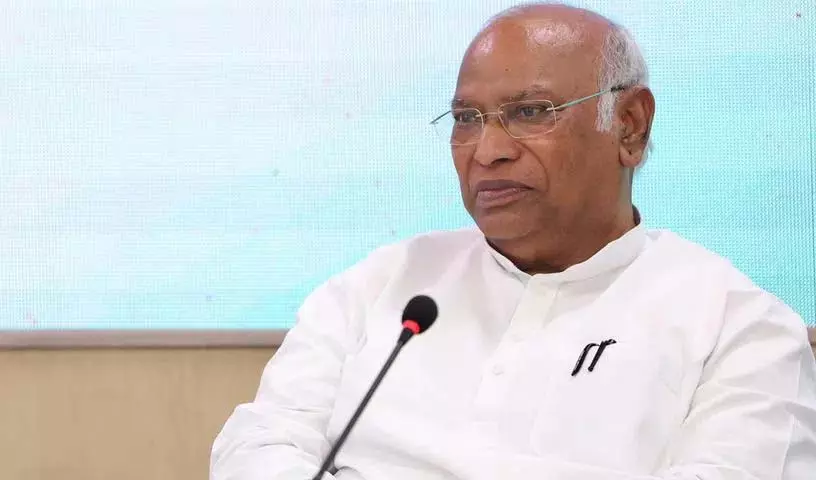 कांग्रेस MLAs ने कैबिनेट आवंटन को लेकर मल्लिकार्जुन खड़गे के समक्ष असंतोष जताया कांग्रेस MLAs ने कैबिनेट आवंटन को लेकर मल्लिकार्जुन खड़गे के समक्ष असंतोष जताया