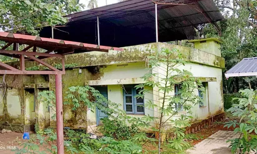 Kerala : एलिनहिप्रा फैमिली हेल्थ सेंटर के क्वार्टर खतरे में Kerala : एलिनहिप्रा फैमिली हेल्थ सेंटर के क्वार्टर खतरे में