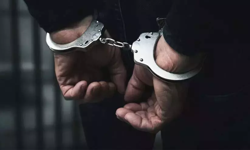 बीमा के लिए फर्जी दस्तावेज तैयार करने वाले वकील समेत पांच लोगों पर केस दर्ज, तीन गिरफ्तार बीमा के लिए फर्जी दस्तावेज तैयार करने वाले वकील समेत पांच लोगों पर केस दर्ज, तीन गिरफ्तार