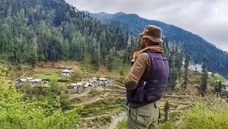 मुठभेड़ के एक दिन बाद Kishtwar में तलाशी अभियान जारी मुठभेड़ के एक दिन बाद Kishtwar में तलाशी अभियान जारी