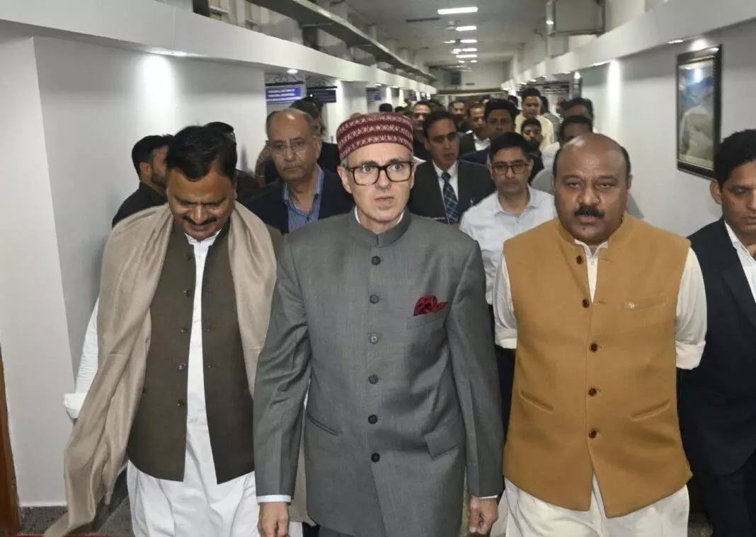 उमर अब्दुल्ला ने SKIMS में महबूबा मुफ्ती की मां से की मुलाकात उमर अब्दुल्ला ने SKIMS में महबूबा मुफ्ती की मां से की मुलाकात