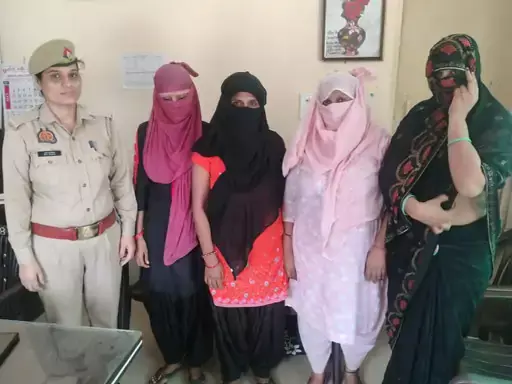 पुलिस ने सेक्स रैकेट का भंडाफोड़ किया, 4 महिलाएं गिरफ्तार, छापे के बाद फटी रह गईं आंखें पुलिस ने सेक्स रैकेट का भंडाफोड़ किया, 4 महिलाएं गिरफ्तार, छापे के बाद फटी रह गईं आंखें
