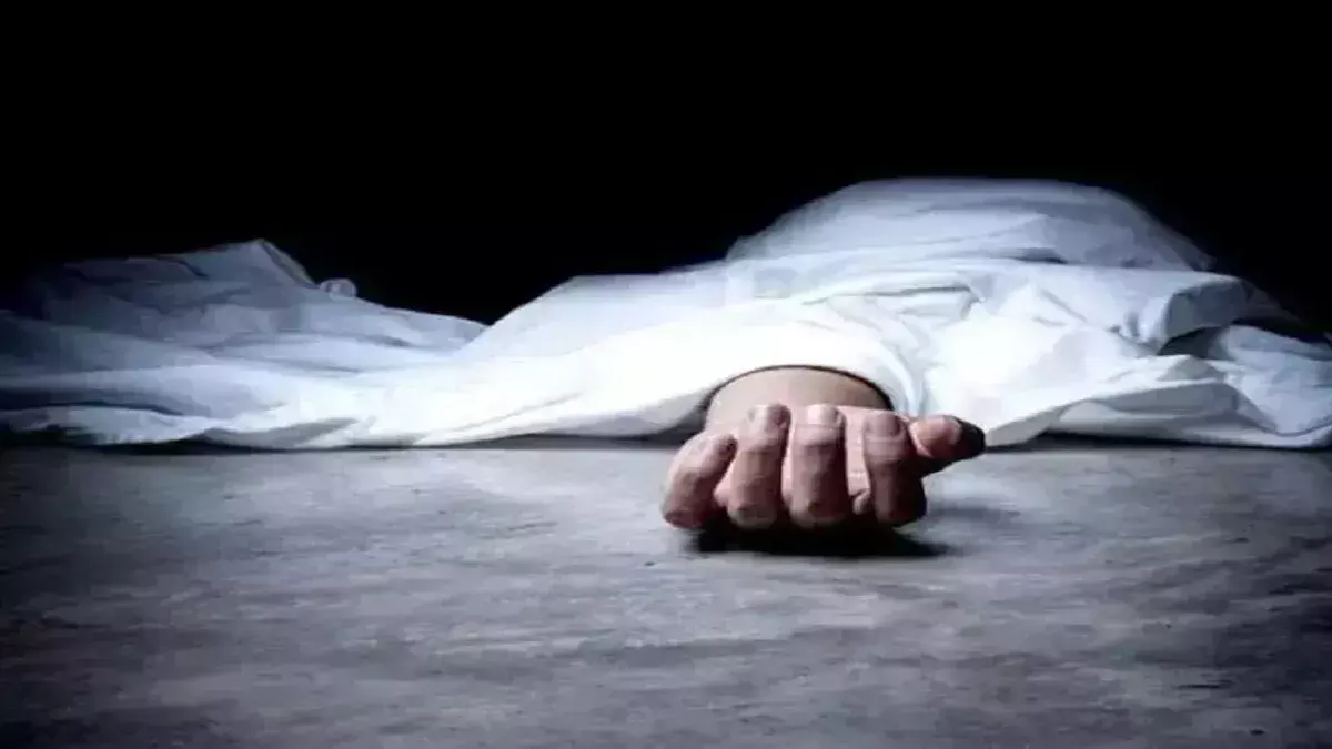 Jabalpur: मकान की तीसरी मंजिल से गिरा युवक, परिजनों ने की जांच की मांग Jabalpur: मकान की तीसरी मंजिल से गिरा युवक, परिजनों ने की जांच की मांग