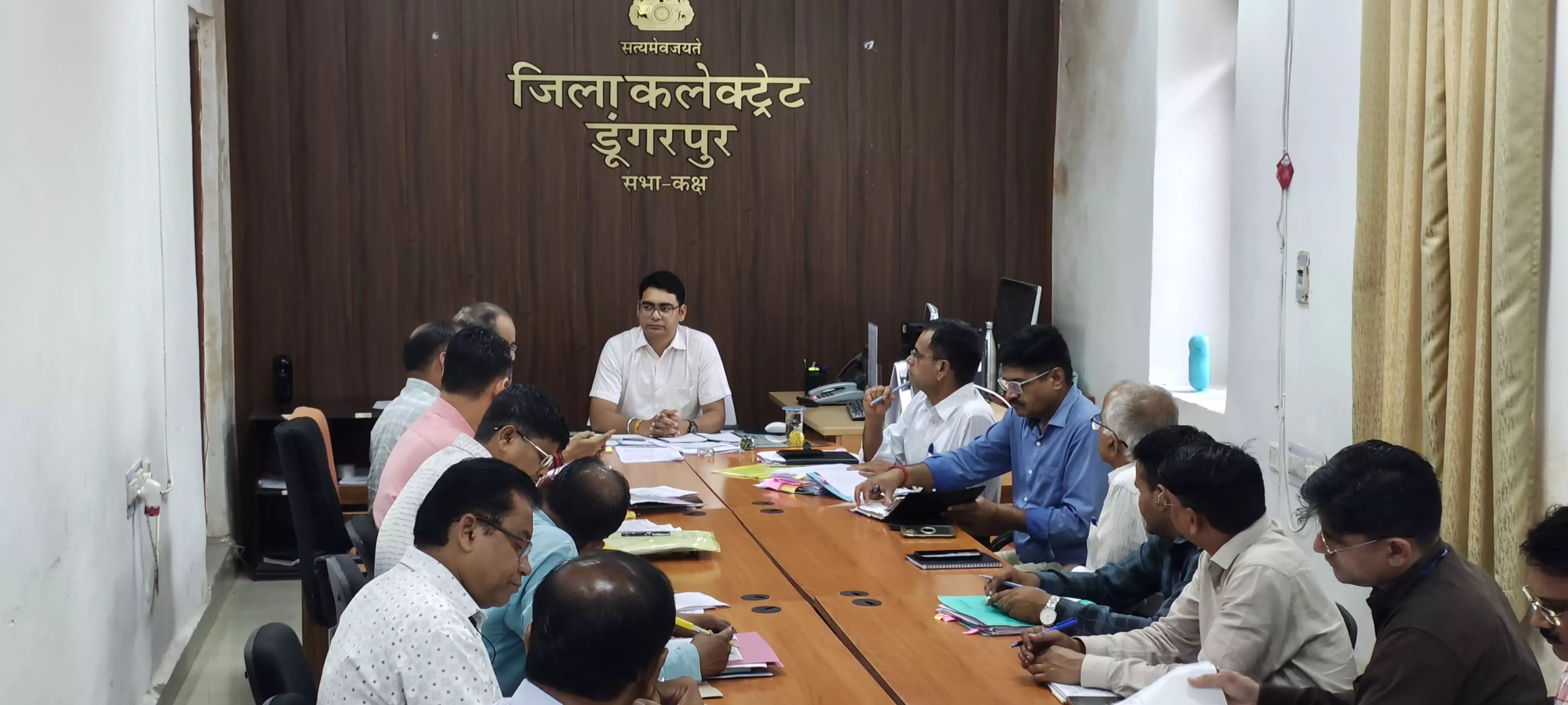Dungarpur: हरियालो राजस्थान एवं धरती आबा अभियान की समीक्षा बैठक आयोजित Dungarpur: हरियालो राजस्थान एवं धरती आबा अभियान की समीक्षा बैठक आयोजित