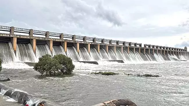 Andhra : बाढ़ का पानी आने के कारण तुंगभद्रा बांध के 20 गेट ढाई फीट ऊपर उठाए जा रहे Andhra : बाढ़ का पानी आने के कारण तुंगभद्रा बांध के 20 गेट ढाई फीट ऊपर उठाए जा रहे