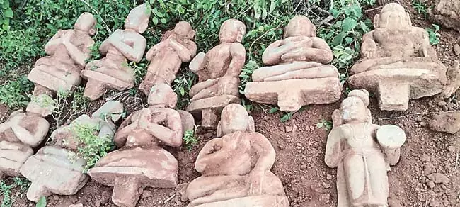Andhra : 15वीं शताब्दी की आळवार मूर्तियां मिलीं Andhra : 15वीं शताब्दी की आळवार मूर्तियां मिलीं