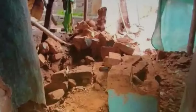 Rayagada : बारिश के कारण मिट्टी की दीवार गिरने से महिला और बेटा घायल Rayagada : बारिश के कारण मिट्टी की दीवार गिरने से महिला और बेटा घायल