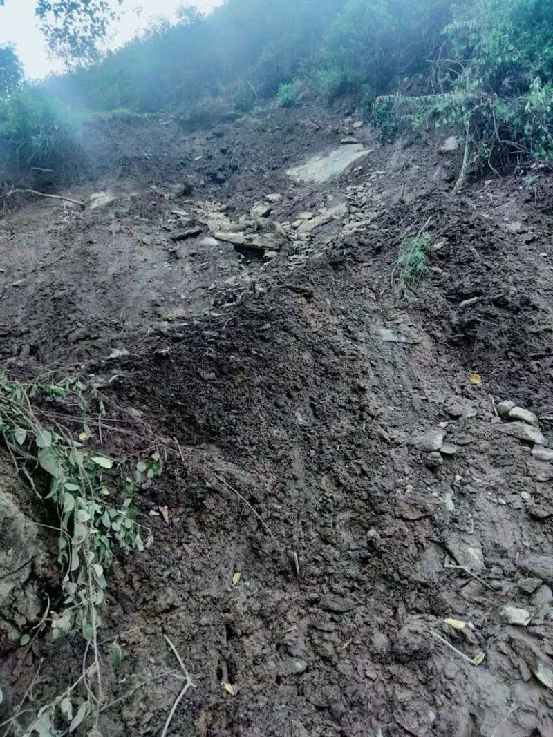 Chamba में भूस्खलन से एक व्यक्ति की मौत, दूसरा घायल Chamba में भूस्खलन से एक व्यक्ति की मौत, दूसरा घायल