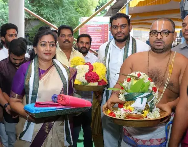 Andhra: गृह मंत्री अनिता ने भगवान जगन्नाथ को रेशम के वस्त्र भेंट किए Andhra: गृह मंत्री अनिता ने भगवान जगन्नाथ को रेशम के वस्त्र भेंट किए