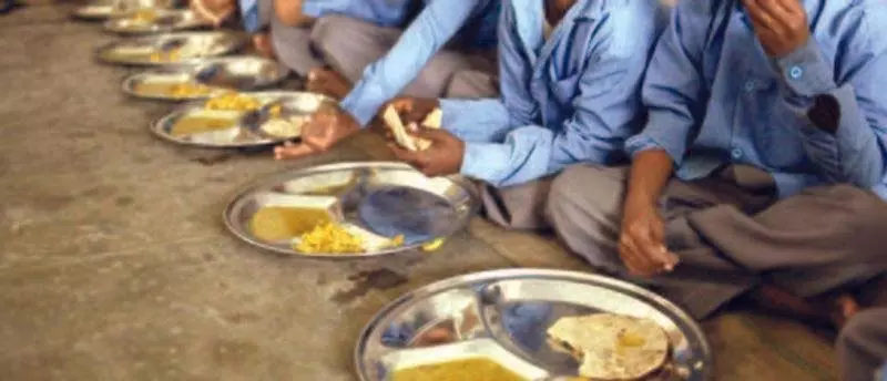 Sanwala स्कूल से 2015 में मिड-डे मील के बर्तन चोरी करने के मामले में 2 लोगों को जेल Sanwala स्कूल से 2015 में मिड-डे मील के बर्तन चोरी करने के मामले में 2 लोगों को जेल