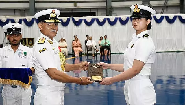 सब लेफ्टिनेंट आस्था पूनिया नौसेना की पहली महिला लड़ाकू पायलट सब लेफ्टिनेंट आस्था पूनिया नौसेना की पहली महिला लड़ाकू पायलट