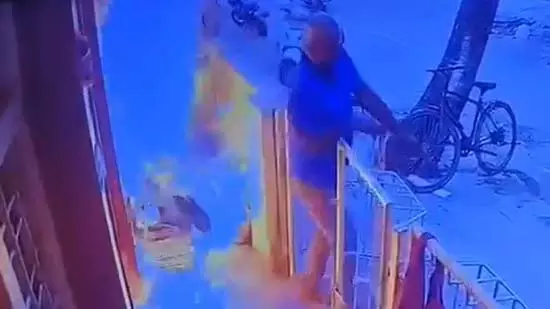 रिश्तेदार के घर में आग लगाने की घटना CCTV में कैद, लोन विवाद था वजह रिश्तेदार के घर में आग लगाने की घटना CCTV में कैद, लोन विवाद था वजह