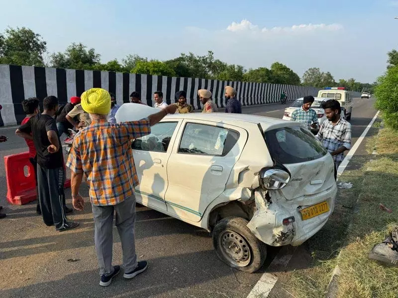 Ludhiana-Ferozepur रोड पर दो कारों में टक्कर Ludhiana-Ferozepur रोड पर दो कारों में टक्कर