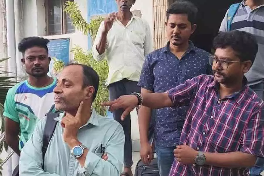 सरकारी कॉलेज के प्रिंसिपल ने TMC कार्यकर्ता की उंगली पर हमला किया, पुलिस में शिकायत दर्ज सरकारी कॉलेज के प्रिंसिपल ने TMC कार्यकर्ता की उंगली पर हमला किया, पुलिस में शिकायत दर्ज