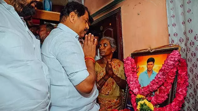 Tamil Nadu : नागेंद्रन ने थिरुप्पुवनम में अजित कुमार के परिवार को सांत्वना दी Tamil Nadu : नागेंद्रन ने थिरुप्पुवनम में अजित कुमार के परिवार को सांत्वना दी