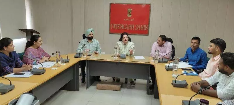 फतेहगढ़ साहिब DC ने केंद्र की कल्याणकारी योजनाओं के कार्यान्वयन की समीक्षा की फतेहगढ़ साहिब DC ने केंद्र की कल्याणकारी योजनाओं के कार्यान्वयन की समीक्षा की