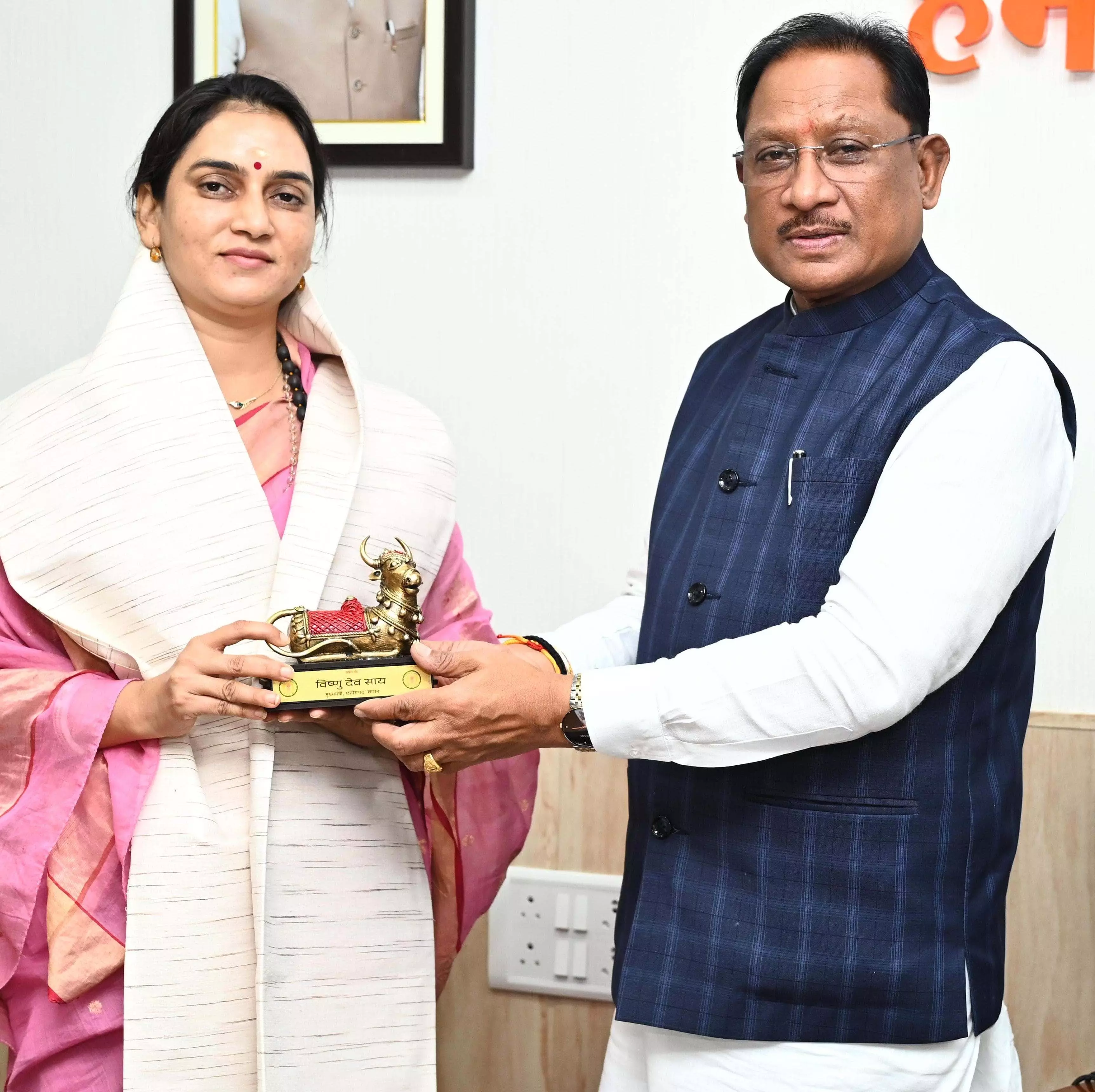 CM विष्णुदेव साय ने वॉटर वुमन शिप्रा पाठक का किया सम्मान CM विष्णुदेव साय ने वॉटर वुमन शिप्रा पाठक का किया सम्मान