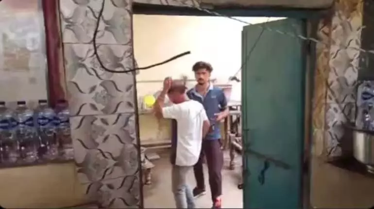 UP में गोपाल नाम से रहने पर ढाबा कर्मचारी पर हमला UP में गोपाल नाम से रहने पर ढाबा कर्मचारी पर हमला