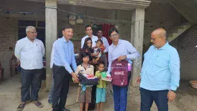 Ballia: बलिया DM की पहल पर अधिकारियों ने बहाए संवेदना के आँसू Ballia: बलिया DM की पहल पर अधिकारियों ने बहाए संवेदना के आँसू