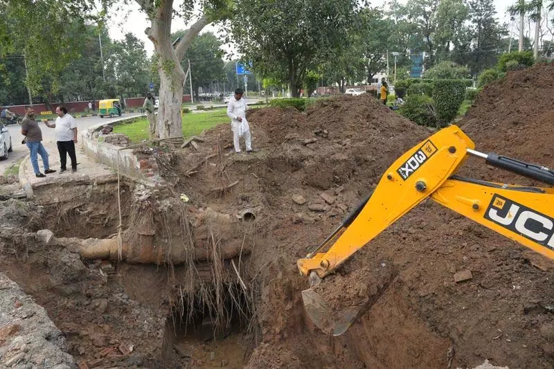 Chandigarh के निवासियों ने शहर की खस्ताहाल सड़कों के लिए पार्षदों को जिम्मेदार ठहराया Chandigarh के निवासियों ने शहर की खस्ताहाल सड़कों के लिए पार्षदों को जिम्मेदार ठहराया