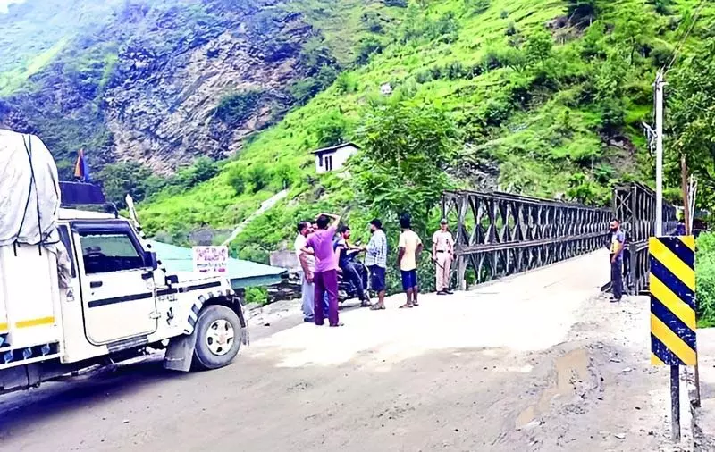 तीन दिन के व्यवधान के बाद NH-305 पर यातायात बहाल तीन दिन के व्यवधान के बाद NH-305 पर यातायात बहाल