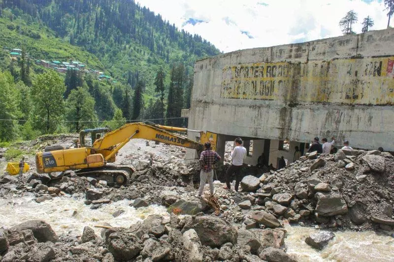 बाढ़ के कारण Manali-Leh राष्ट्रीय राजमार्ग पर 15 घंटे तक यातायात बाधित रहा बाढ़ के कारण Manali-Leh राष्ट्रीय राजमार्ग पर 15 घंटे तक यातायात बाधित रहा